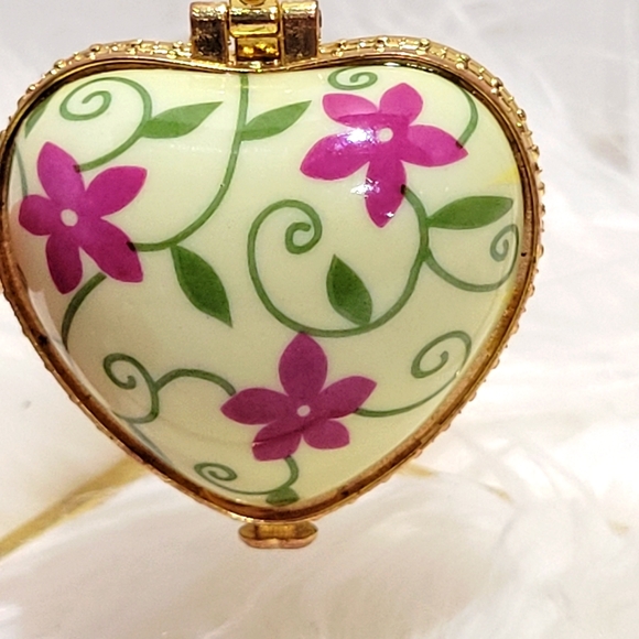 Flower Hope heart porcelain trinket box ornament - Picture 1 of 9